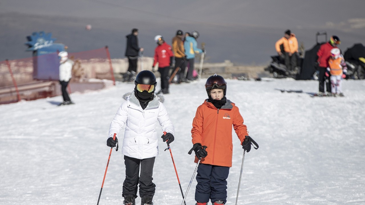 Kayak merkezlerinde kar olmadığını duyan turistler yılbaşı için Palandöken'e yöneldi