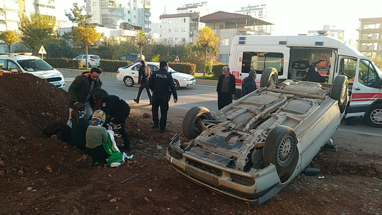 Devrilen otomobildeki 4 kişi yaralandı