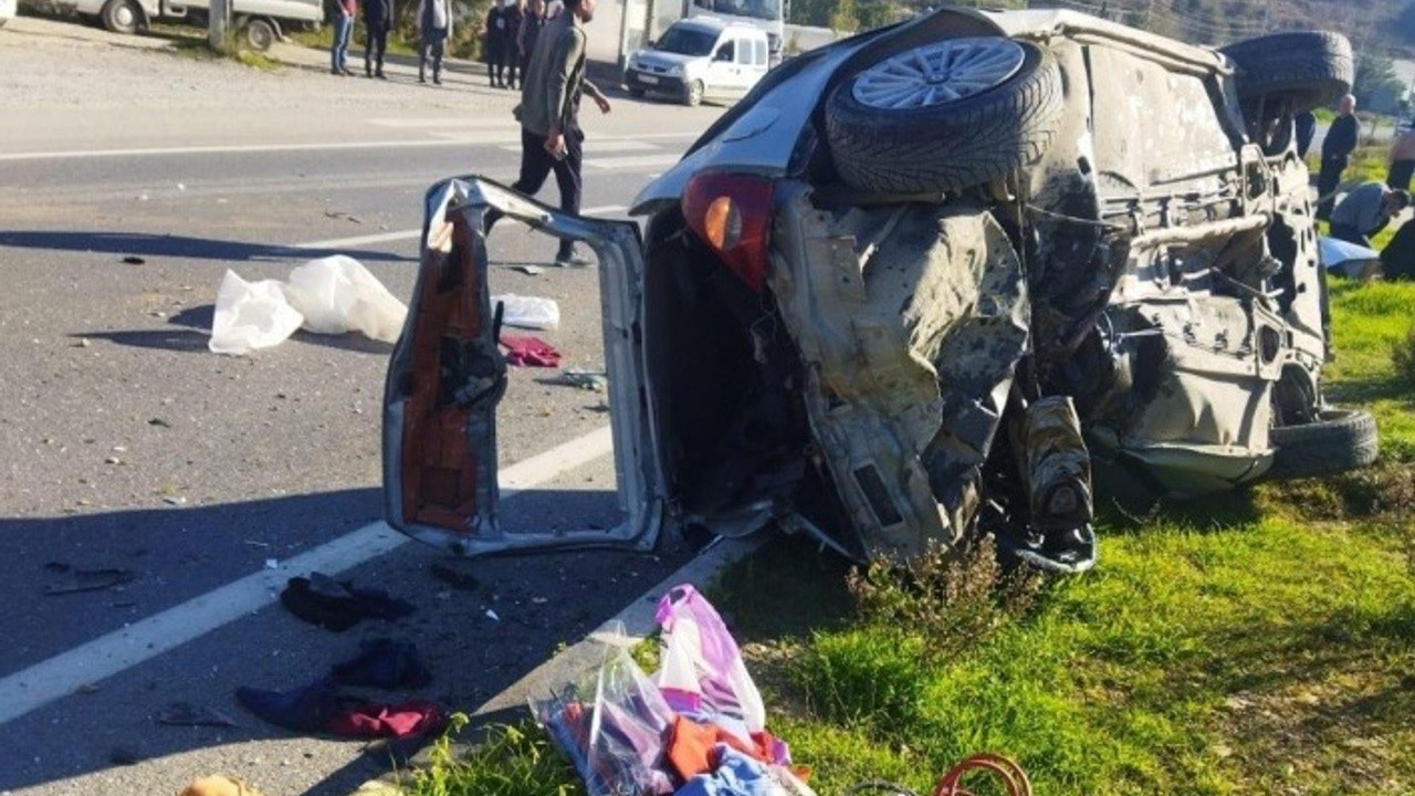 Antalya'da 2 otomobil çarpıştı: 1 ölü