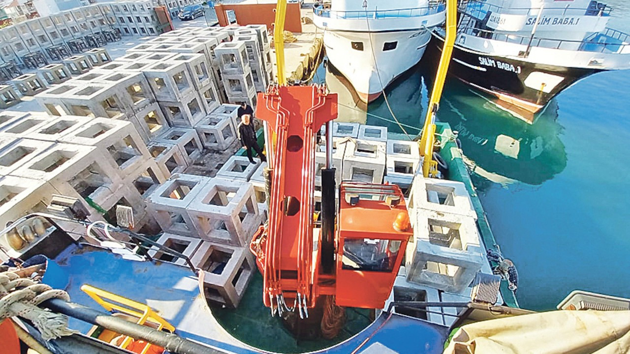 Adana’da denize yapay resifler bırakıldı