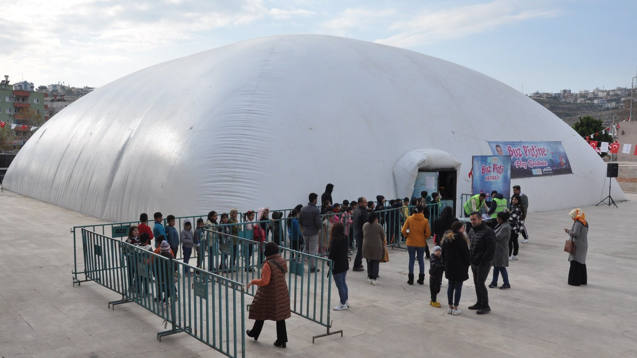 Mersin'deki buz pisti öğrencileri ağırlıyor
