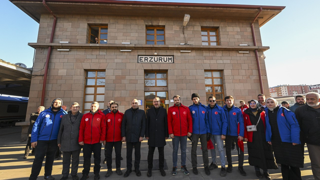 Bakan Kasapoğlu'nu taşıyan Sarıkamış Ekspresi Erzurum'da mola verdi