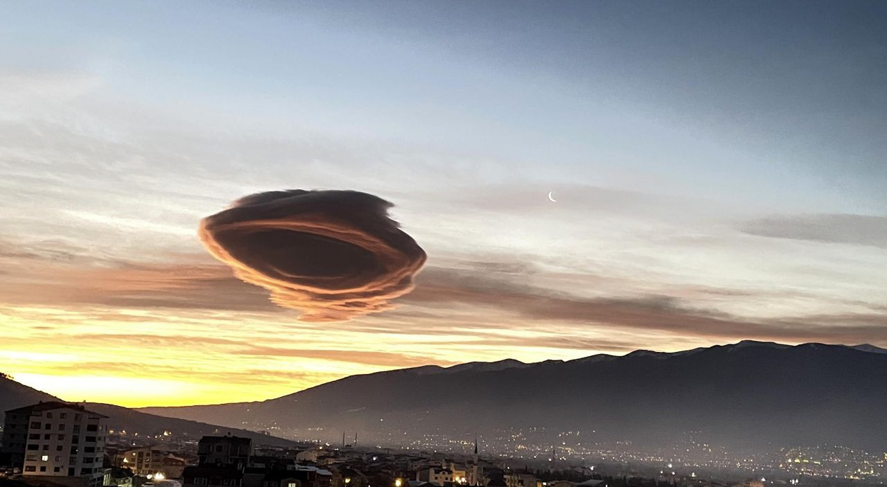 Görenler 'UFO bulut' dedi: Bursa'daki bulut neye işaret ediyor? Canlı yayında açıklandı - Sayfa 3