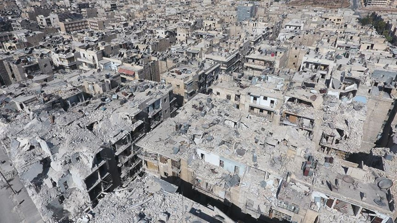 Halep'te 5 katlı bina çöktü: 16 kişi öldü