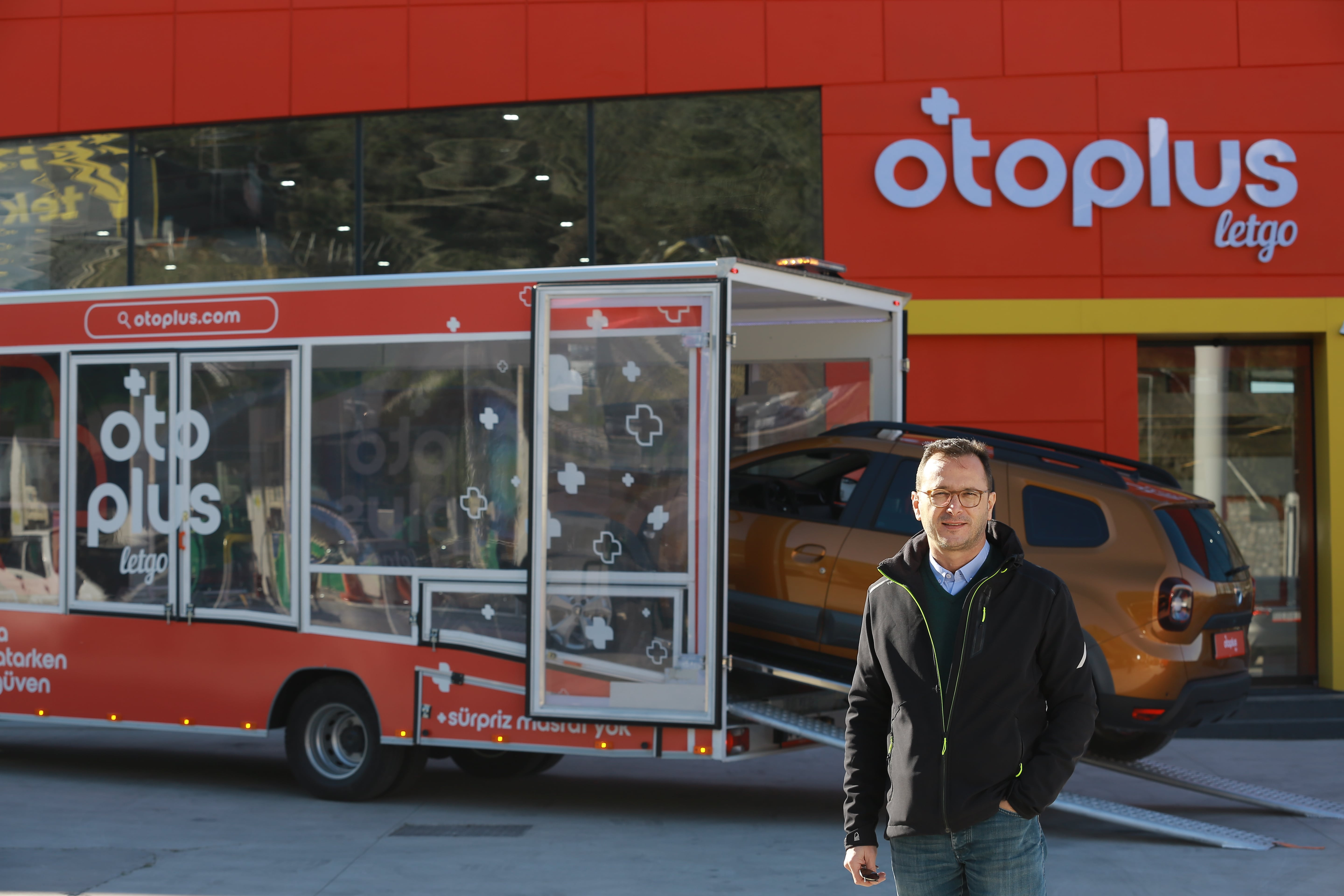 otoplus Adana’daki merkezinde araba satışına başladı