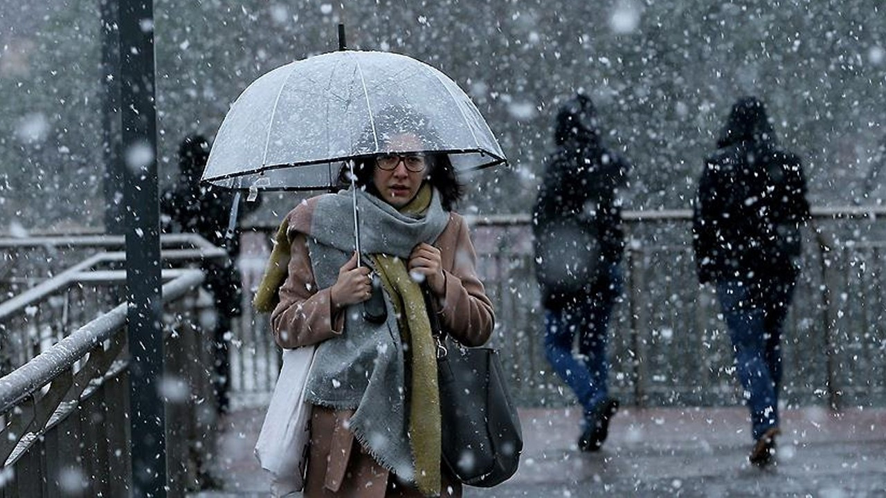 AKOM, İstanbul'u uyardı: Kar yağışı fırtınayla gelecek, yoğun olacak!