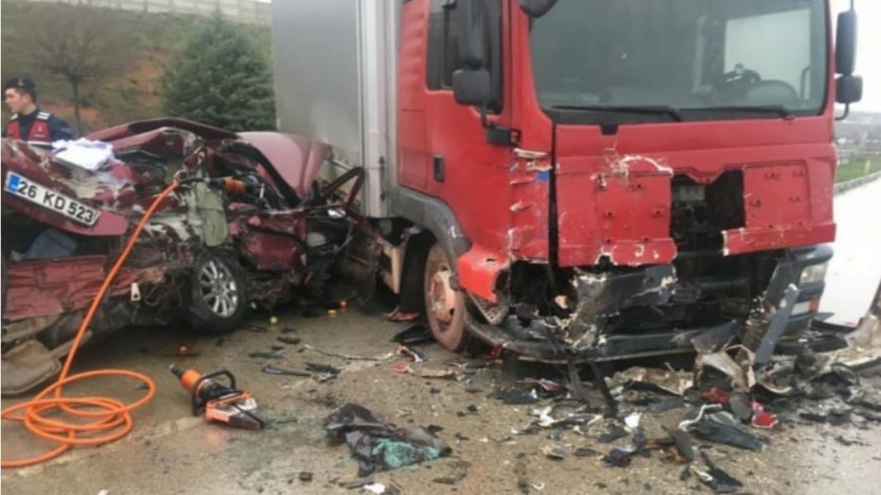 Bursa'da kamyona çarpan otomobildeki 5 kişi öldü,  1 kişi yaralandı