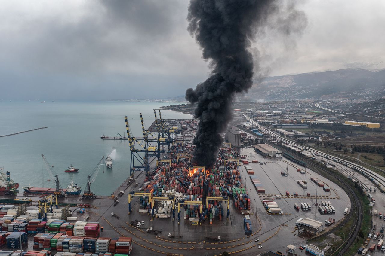 Son dakika... Depremin ardından İskenderun Limanı'nda yangın çıktı - Sayfa 1