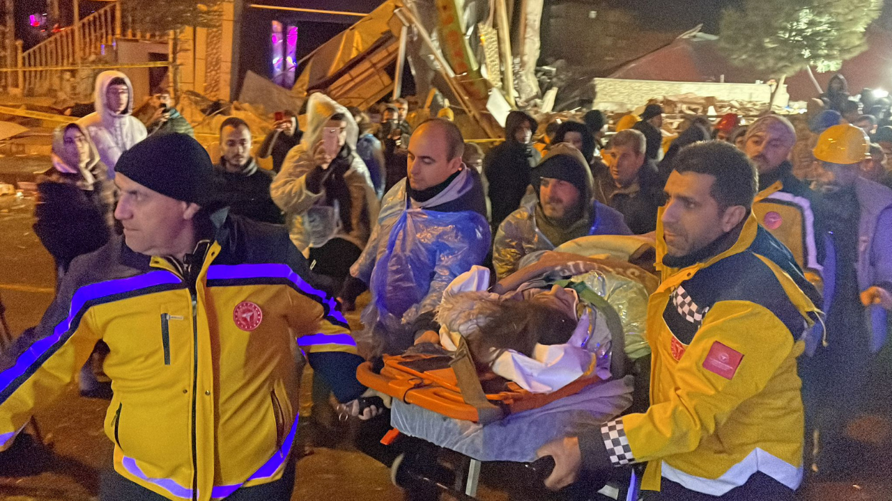 Diyarbakır'da yıkılan binanın enkazından yaklaşık 16 saat sonra 13 yaşındaki çocuk kurtarıldı