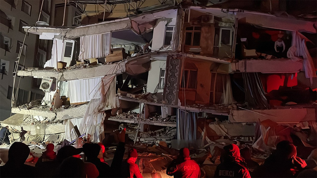 Kahramanmaraş'ta deprem faciası: Yıkılan binalar var
