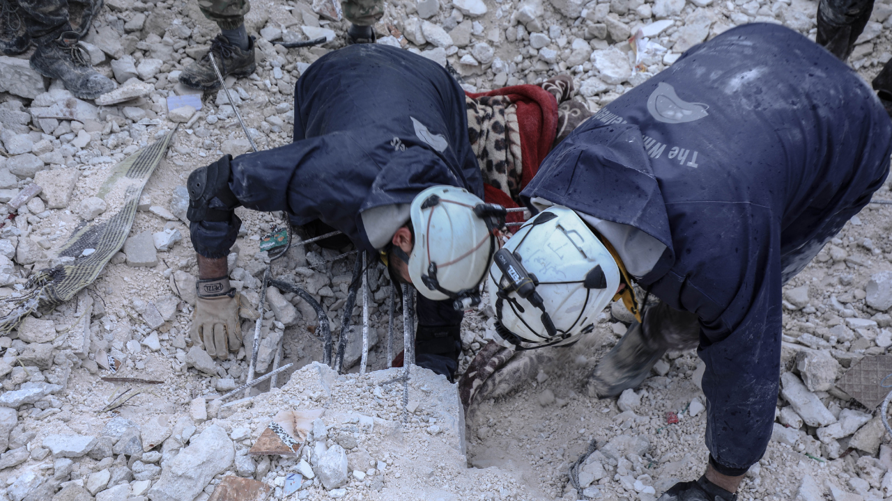 Suriye'de depremde en az 968 kişi öldü, binlerce kişi yaralandı