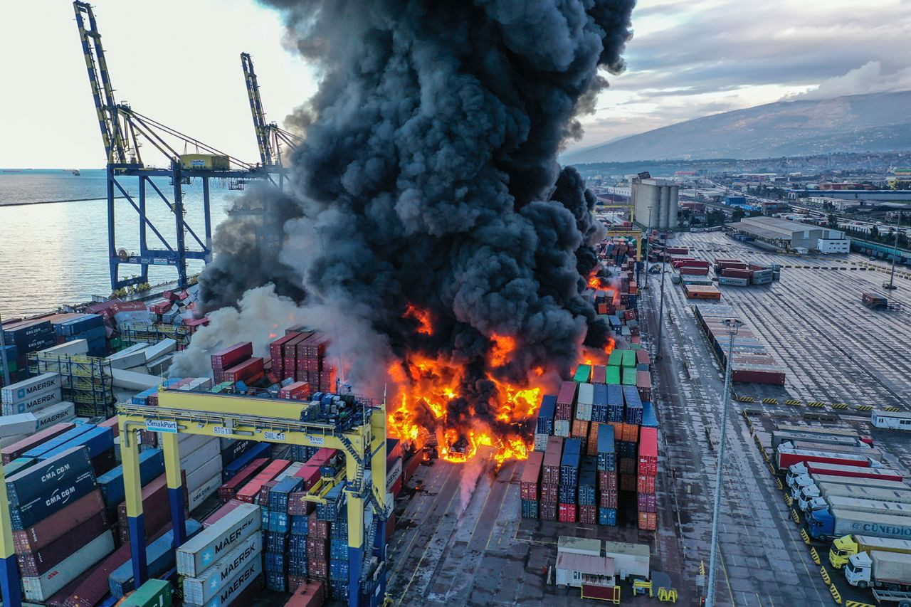 Son dakika: İskenderun Limanı'ndaki yangın devam ediyor! İşte son fotoğraflar - Sayfa 1