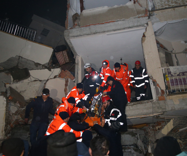 Diyarbakır'da yıkılan binadan mucize kurtuluş
