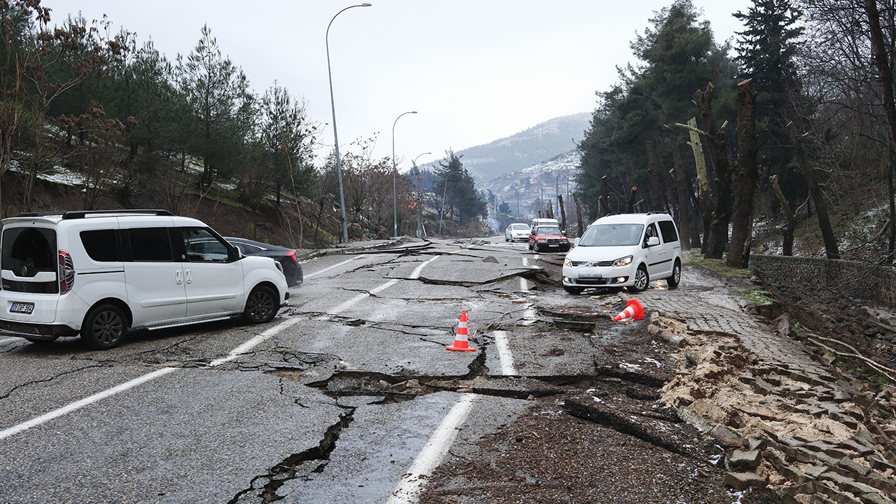 Deprem bölgesine giden yollarda son durum ne? KGM son durumu paylaştı