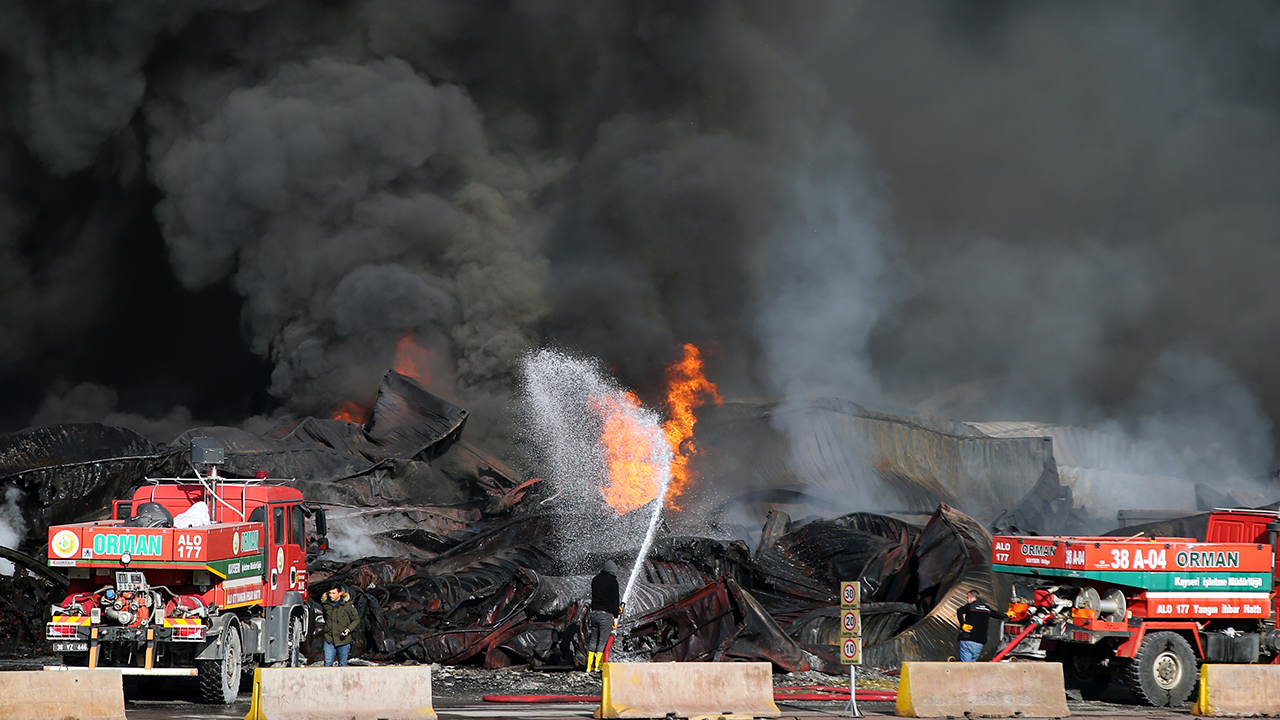 İskenderun Limanı'ndaki yangında son durum: Müdahale sürüyor