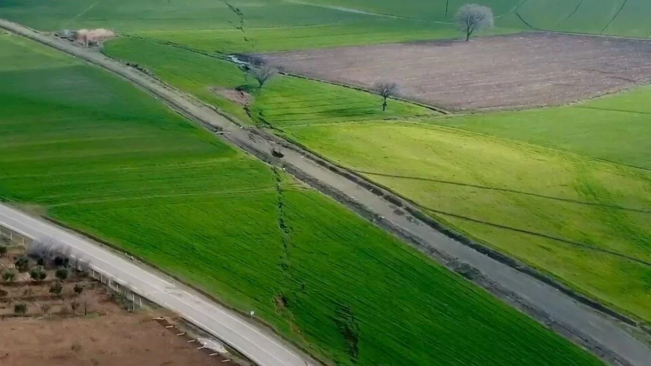 Depremin merkez üssünde kilometrelerce uzunlukta fay kırığı böyle görüntülendi