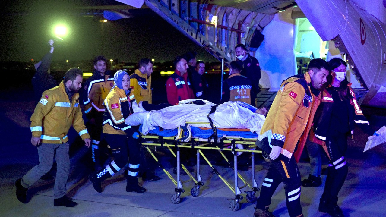 Deprem bölgesinden afetzede ve yaralılar uçakla İstanbul'a getirildi