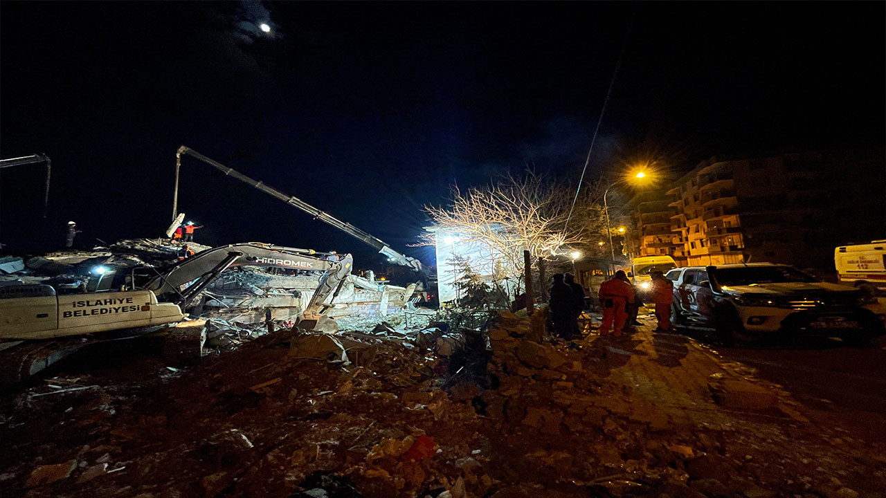 Bakan Dönmez açıkladı: Deprem bölgesindeki evlere elektrik verilecek mi?