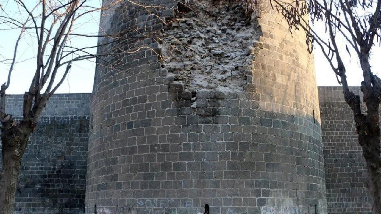 Deprem felaketi, UNESCO Dünya Kültür Mirası Listesi'ndeki Diyarbakır Surları'nı vurdu