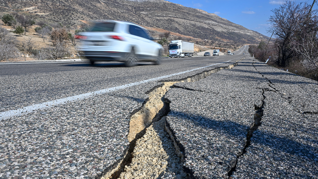 Deprem sonrası karayolunda metrelerce yarık oluştu!