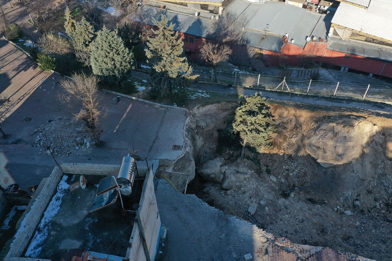 Depremin ardından Gaziantep Şahinbey'de dev çukur - Sayfa 1