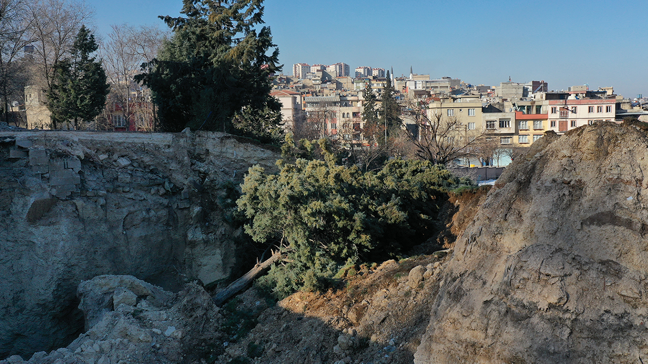 Depremin ardından Gaziantep Şahinbey'de dev çukur