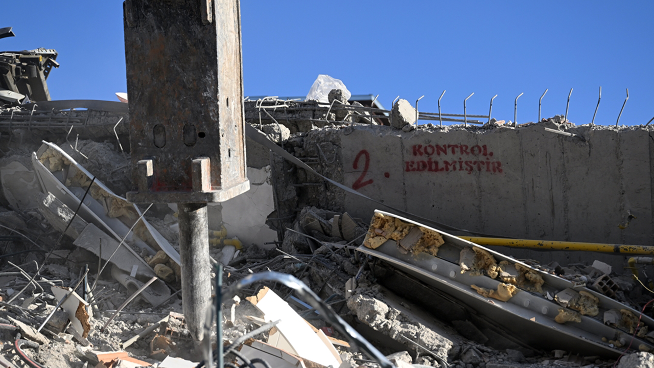 Adıyaman'da uzman ekipler yıkılan binalardan delil topluyor
