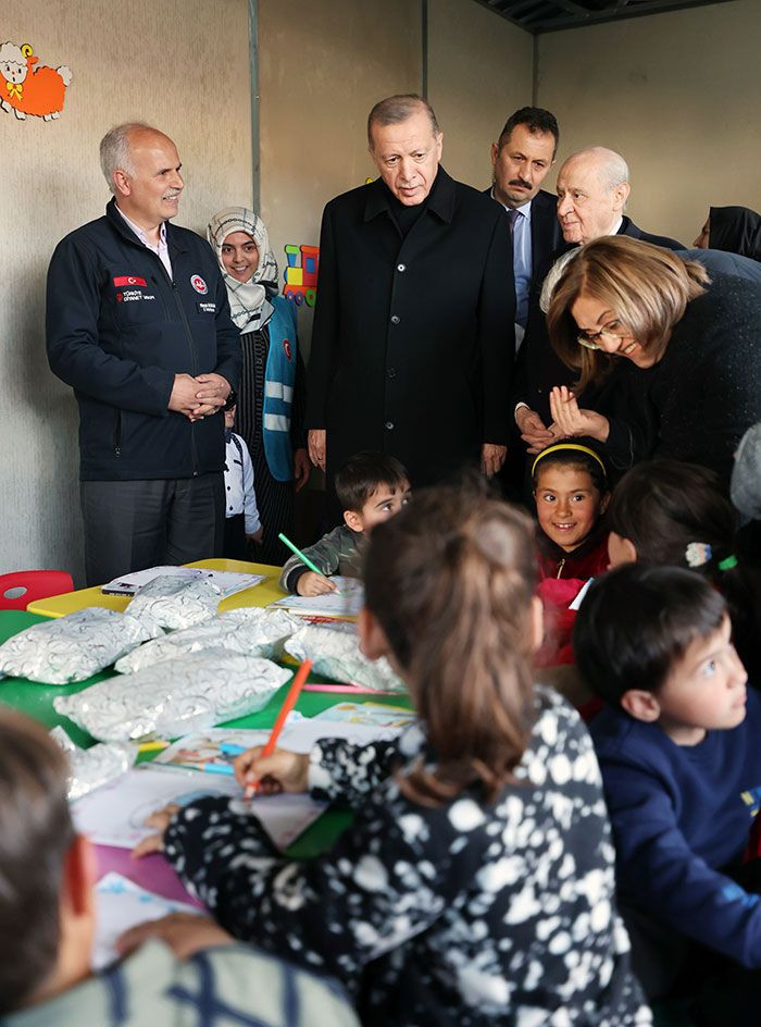 Cumhurbaşkanı Erdoğan depremzede çocukları ziyaret etti - Sayfa 1