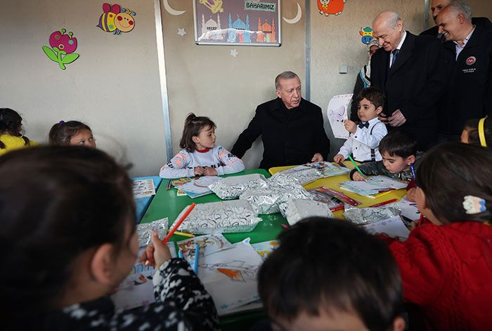 Cumhurbaşkanı Erdoğan depremzede çocukları ziyaret etti - Sayfa 2