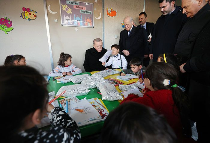 Cumhurbaşkanı Erdoğan depremzede çocukları ziyaret etti - Sayfa 3
