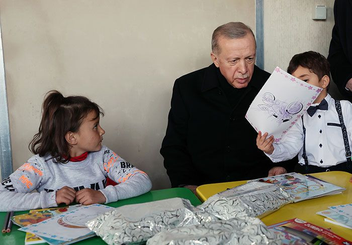 Cumhurbaşkanı Erdoğan depremzede çocukları ziyaret etti - Sayfa 4