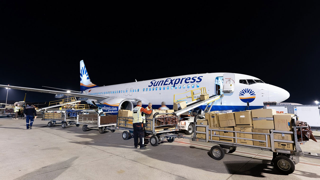 Antalya Havalimanı’na inen kargo uçağı ilk seferde 10 ton yardım malzemesi taşıdı