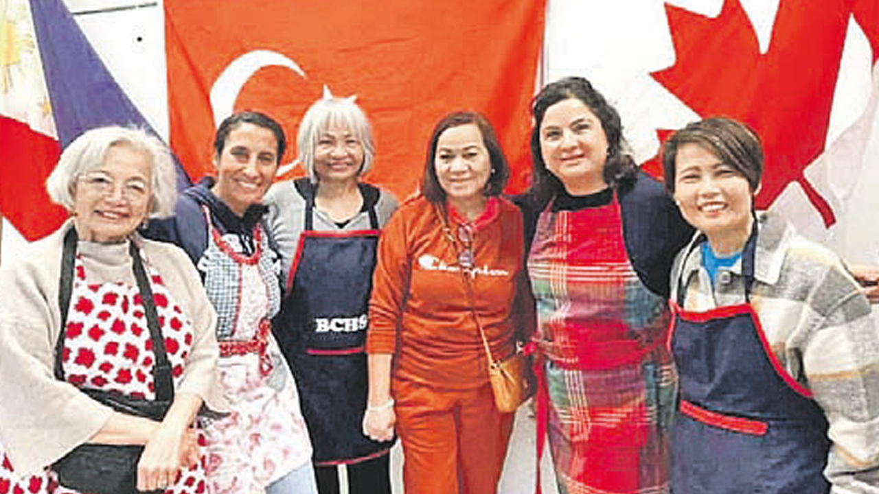 Kanada’daki Filipinli kadınlar depremzedeler için yemek yapıp sattı