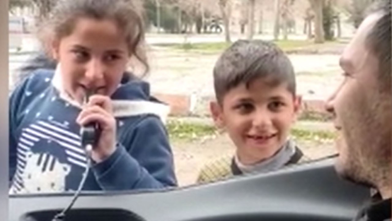 Adıyaman'da depremzede çocuğun söylediği şarkı polisi ağlattı