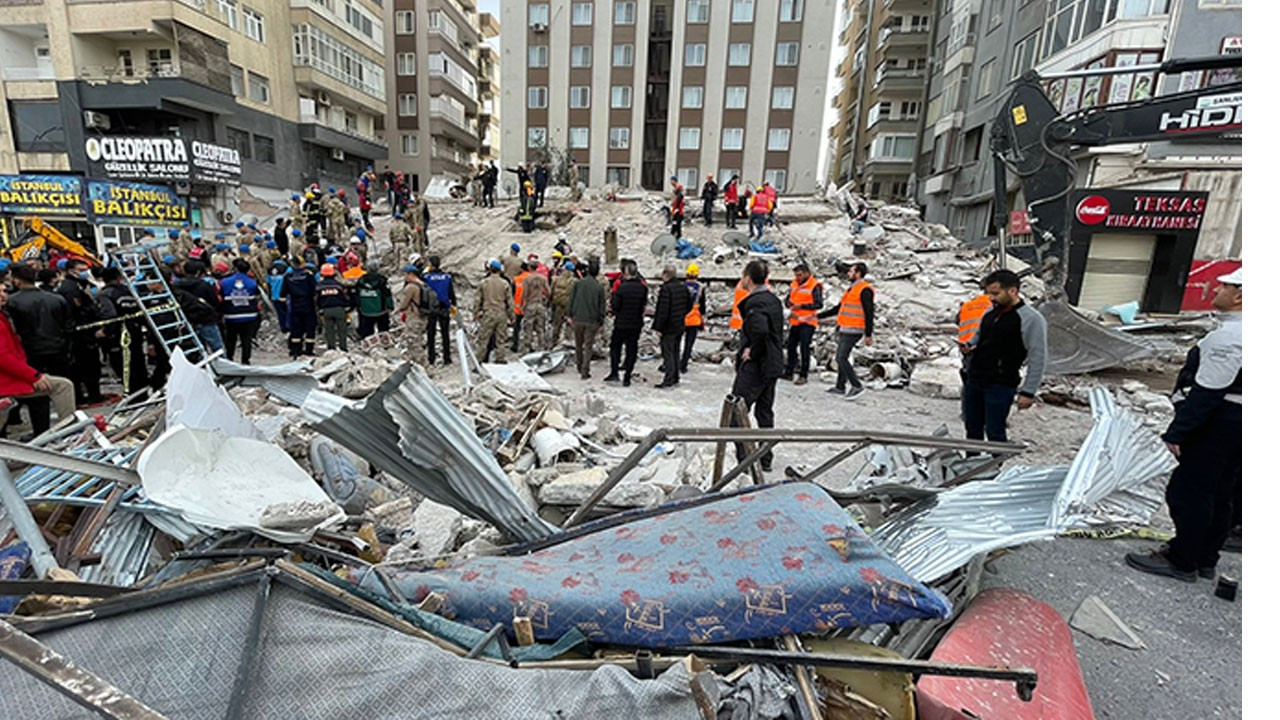 Şanlıurfa'da yıkılan 6 katlı binadan kareler