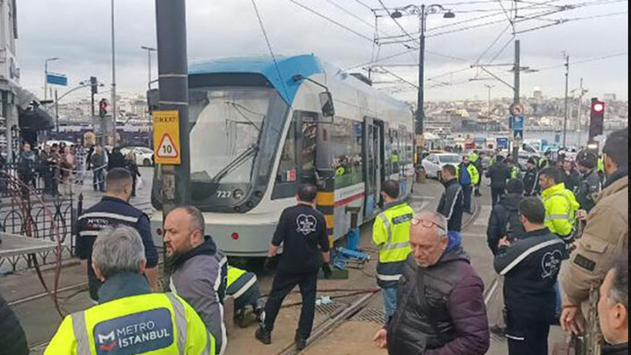 Eminönü'nde bir tramvay raydan çıktı!