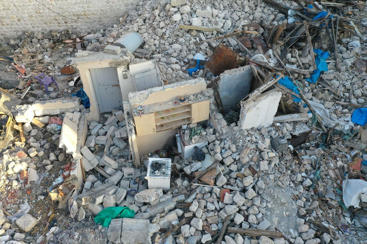 Hatay'da yıkılan iki binadan geriye eşyalarıyla ayakta duran mutfak dolapları kaldı - Sayfa 2
