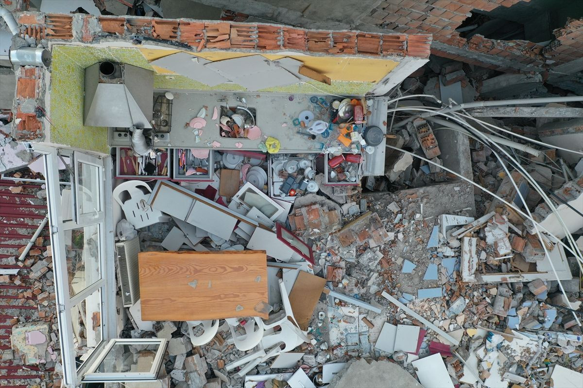 Hatay'da yıkılan iki binadan geriye eşyalarıyla ayakta duran mutfak dolapları kaldı - Sayfa 3