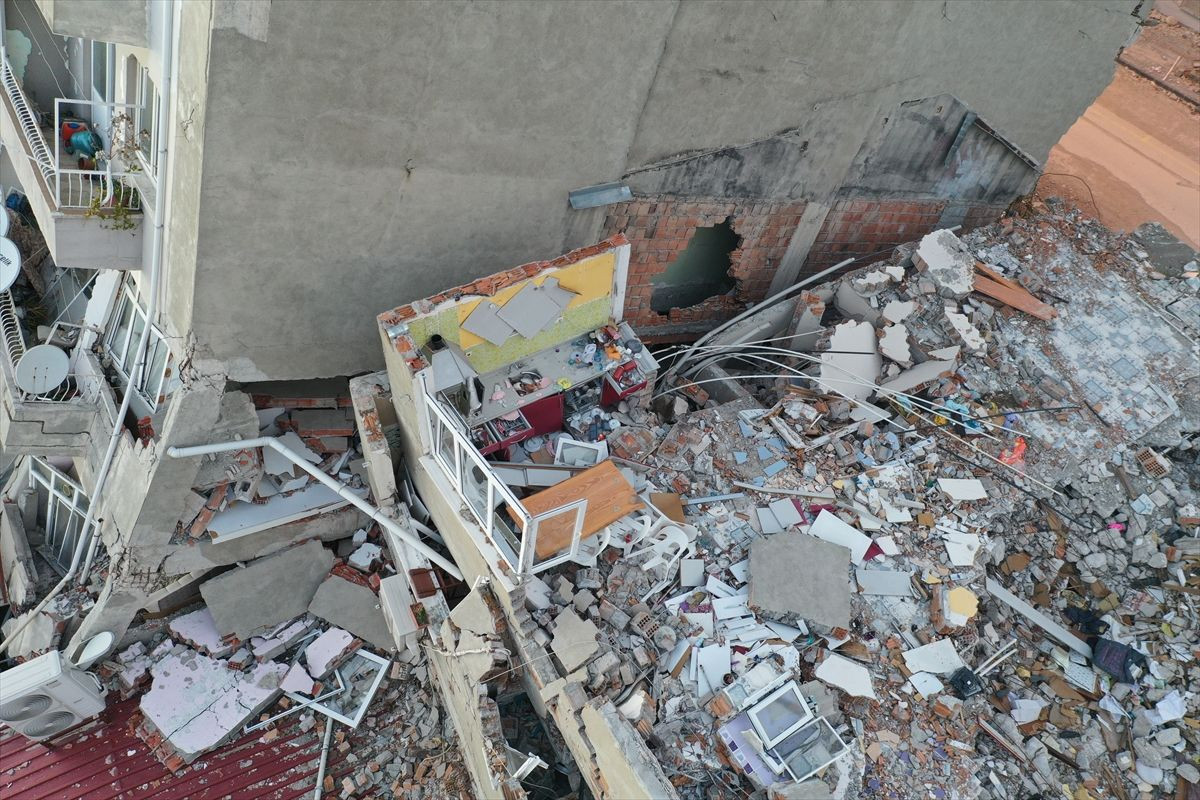 Hatay'da yıkılan iki binadan geriye eşyalarıyla ayakta duran mutfak dolapları kaldı - Sayfa 4
