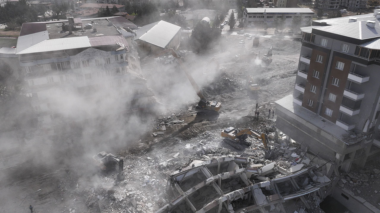 Malatya'da ağır hasarlı 3 bina patlayıcı kullanılarak yıkıldı