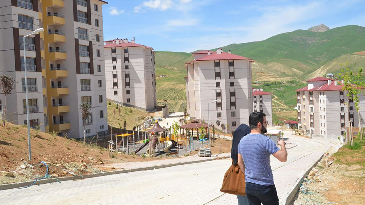 Kayseri'de konut kooperatifi mağduru oldukları iddiasında bulunan vatandaşlar eylem yaptı