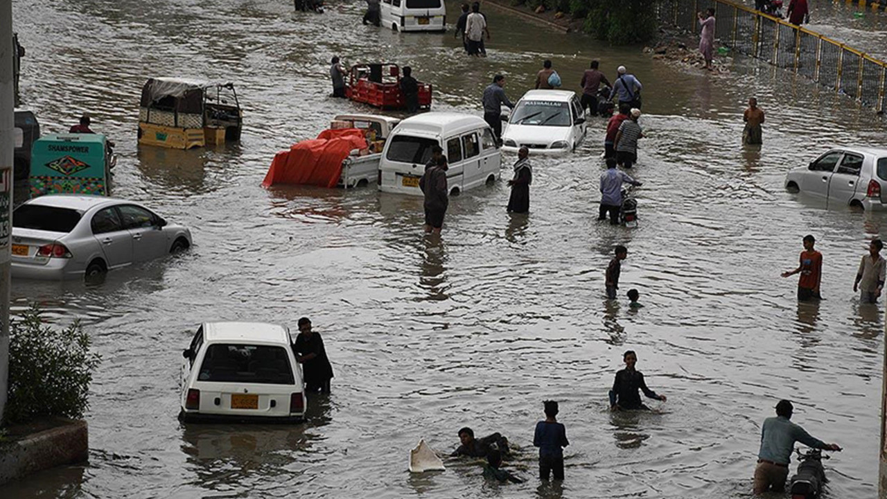 Pakistan’ı sel vurdu! 10 kişi öldü