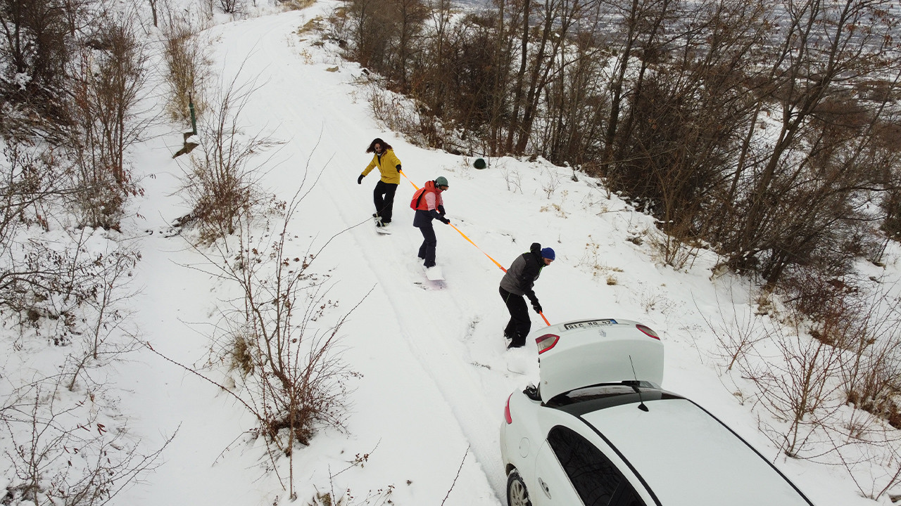 Munzur Dağı'nda araçlarına halat bağlayıp snowboard yaptılar