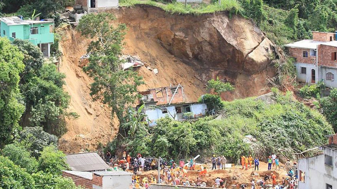 Ekvador'da toprak kayması, 16 kişi hayatını kaybetti
