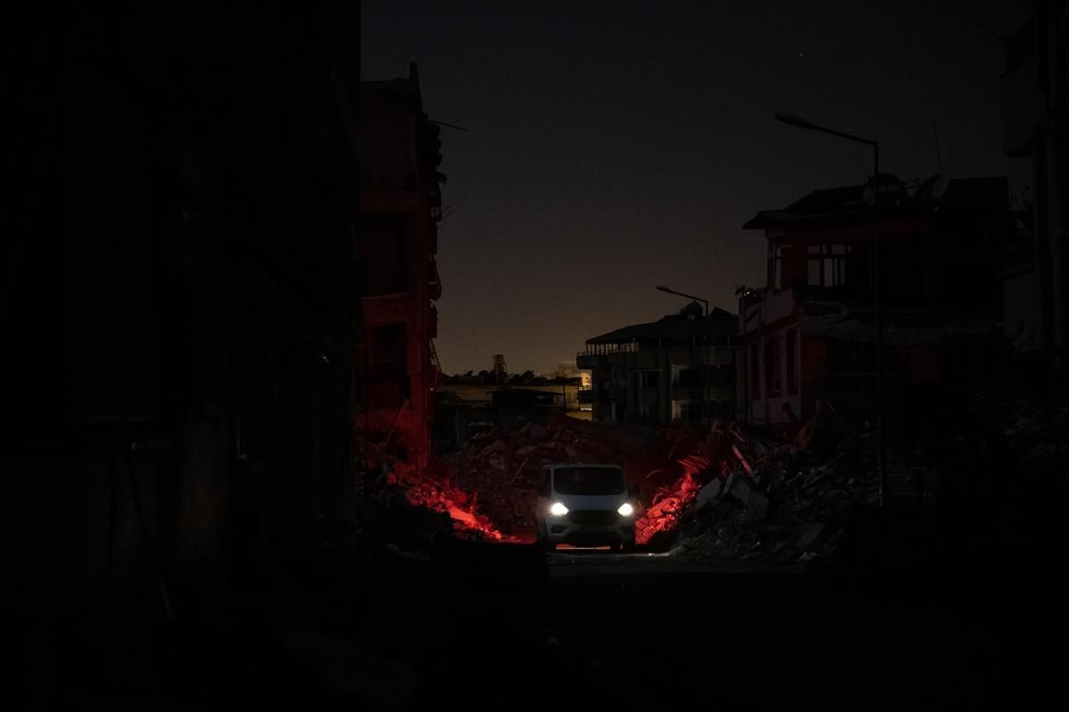 Depremden etkilenen Antakya'daki evlerde gece tek bir ışık yanmıyor - Sayfa 1