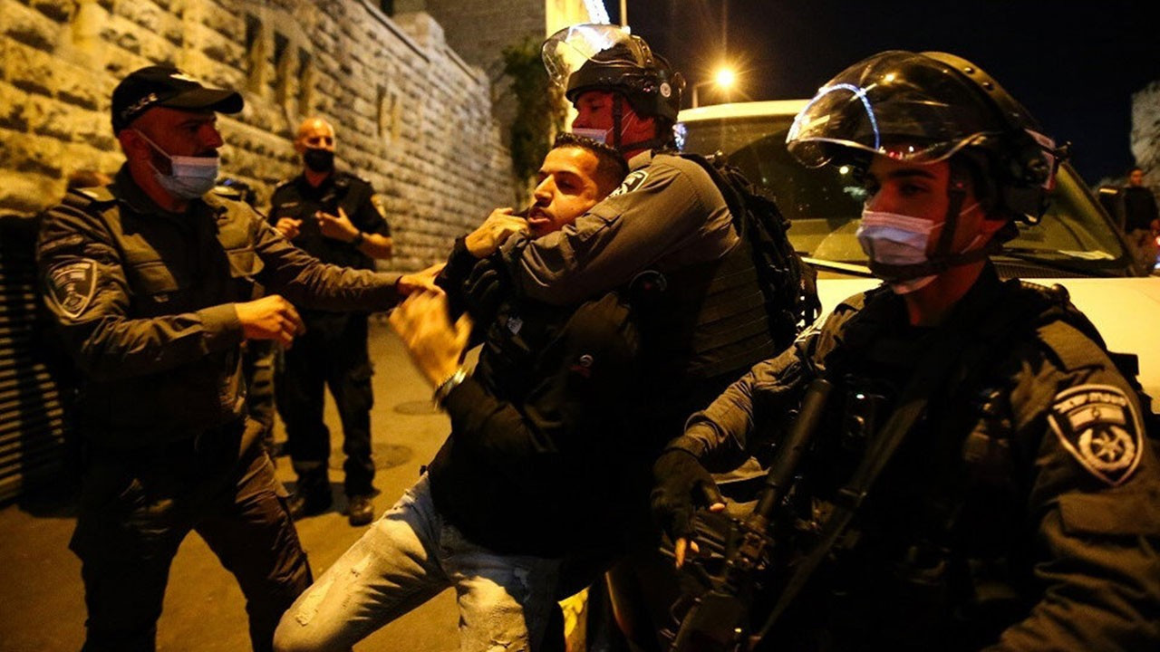 İsrail polisi yine Mescid-i Aksa'yı bastı! Namaz kılanlara müdahale