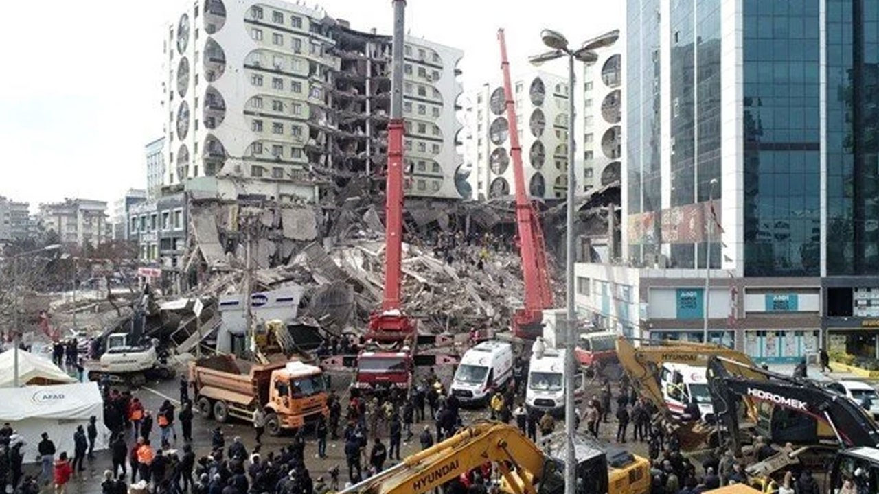 Depremde yıkılan Galeria sitesinin müteahhidi yakalandı