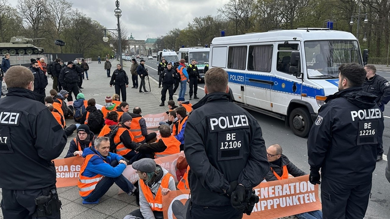 Çevrecilerden Berlin'de protesto: 40'dan fazla gözaltı