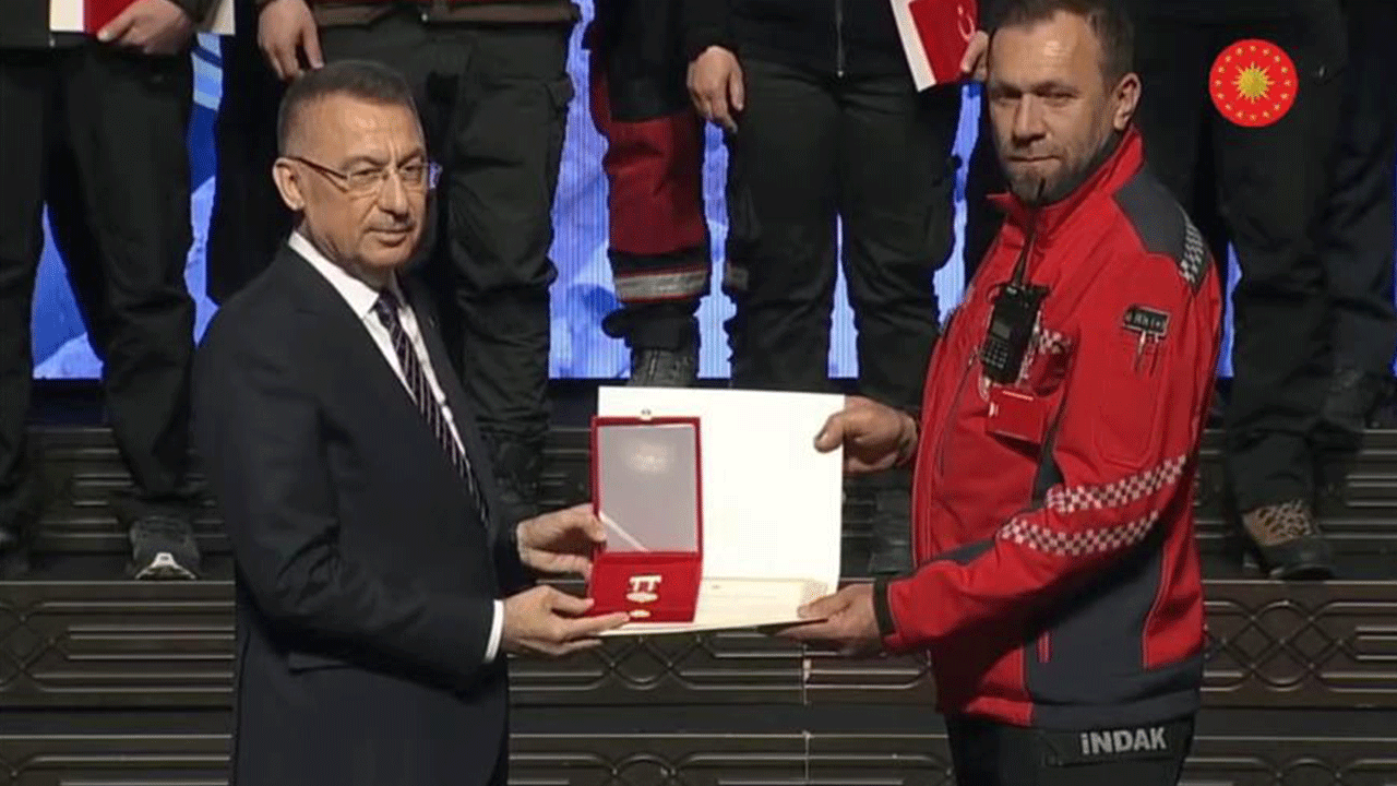 İndak Devlet Üstün Fedakârlık Madalyası ve Nişanı ile ödüllendirildi