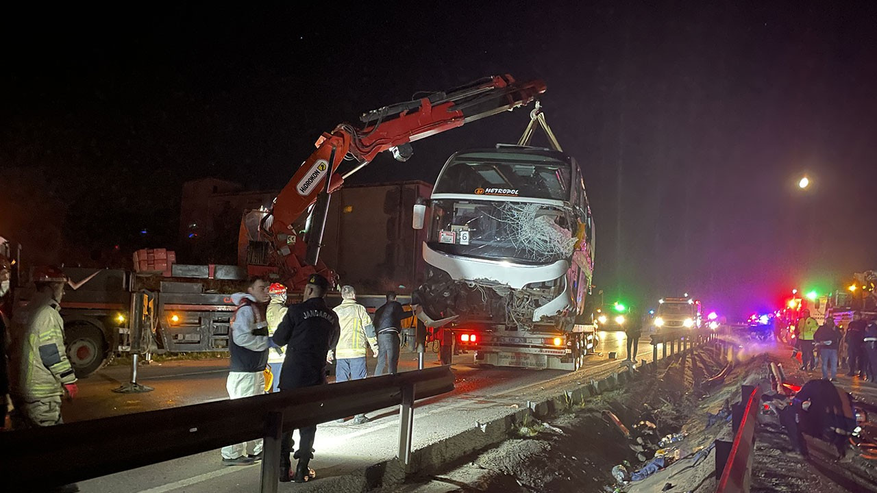 Bursa'da tur otobüsü devrildi: 3 ölü, 44 yaralı